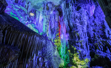 à l& 39 intérieur de la grotte de la flûte de roseau, une magnifique grotte calcaire naturelle à Guilin, province du Guangxi en Chine