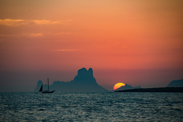 Isla de es Vedra in sunset - obrazy, fototapety, plakaty