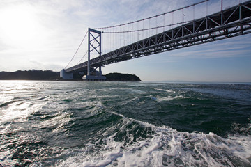 Fototapeta na wymiar 観潮船から見る大鳴門橋と渦潮
