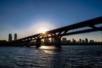 Fototapeta na wymiar The sun goes down under Cheongdam Bridge.