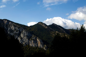 Montañas frente a nubes en plano abierto