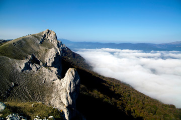 En la cumbre de la montaña sobre las nubes