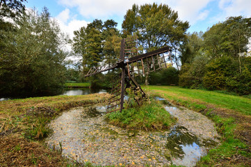 Dziwna budowla na tle drzew i nieba. © W Korczewski