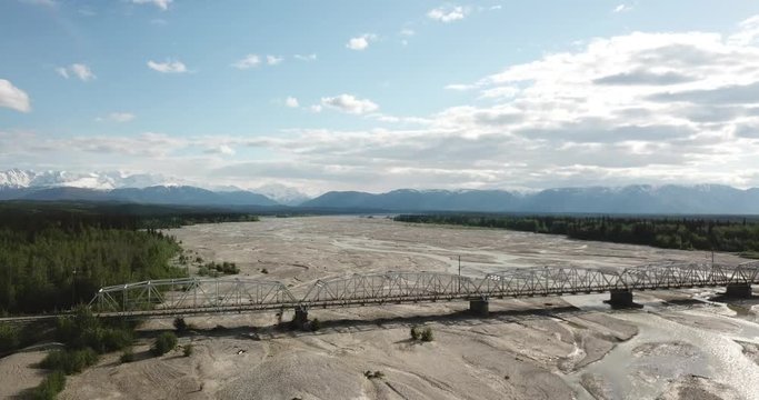 Gletscherflus mit Br&uuml;cke in Kanada