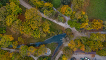 Aus der Luft senkrecht nach unten , der Herbst mit seinem bunten Laub und einem Fluß am Morgen