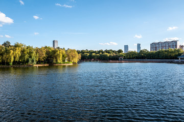 Obraz premium Blue lake in the public park