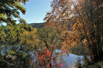 Paysage d'automne sur le Lot à Cahors.