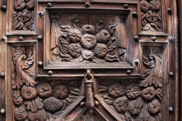 Vieille porte en bois à Cahors.