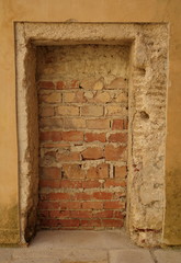 Porte murée avec des briques