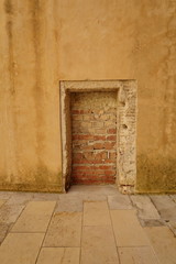 Porte murée avec des briques