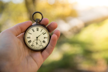 Retro Taschenuhr in Männerhand, Symbol für Zeit, Textfreiraum