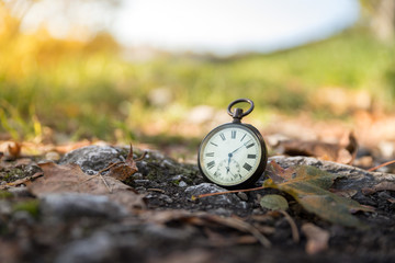 Retro Taschenuhr auf Steinuntergrund, draußen, Symbol für Zeit
