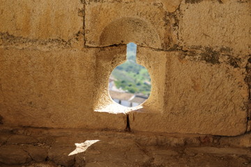 Meurtrière dans un mur de château