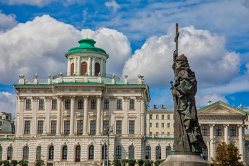 Fototapeta na wymiar The monument to Saint Prince Vladimir baptist of Rus on the Borovitskaya square