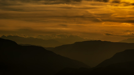 Blick bei Sonnenuntergang über die Südtiroler Berge