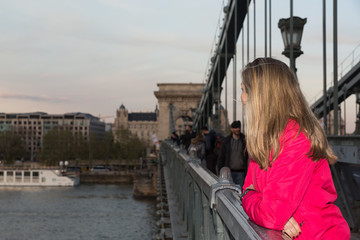 Mujer joven en el puente de las Cadenas en Budapest