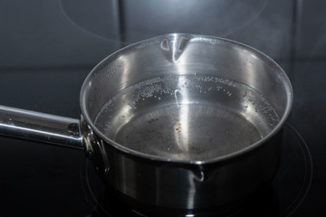Pfanne, Topf mit kochendem Wasser auf Herdplatte