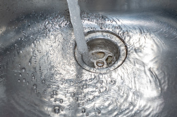 Spültrog mit Wasser im Abfluss