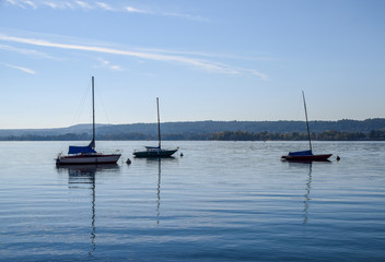 barche ormeggiate al lago maggiore