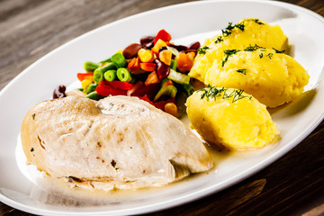 Grilled chicken fillet and vegetables