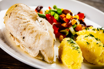 Grilled chicken fillet and vegetables