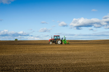 Obraz premium Winter crops. How to sow seeds in the fall. Winter crops by tractor