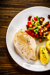 Grilled chicken fillet and vegetables