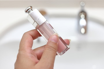 化粧をするためにリップスティックを持つ女性
