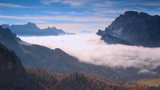 les nuages arrivent sur les Dolomites