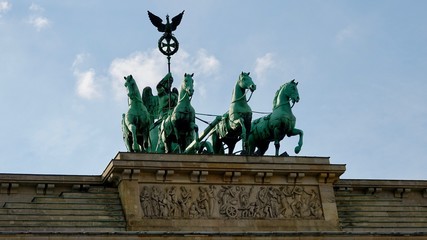 Quadriga auf Brandenburger Tor in Berlin © Omm-on-tour