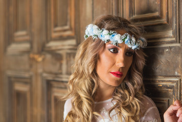 Naklejka premium Beautiful bride portrait on old wooden door background