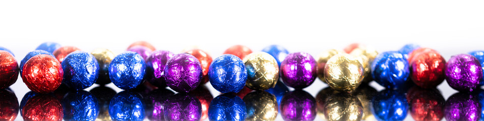 Mehrere Dollarscheine mit Reagenzgläsern, Konzepte wie teure Medizin, gesetzliche oder private Krankenkasse oder hohe Studiengebühren