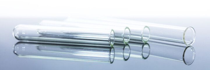 Mehrere Dollarscheine mit Reagenzgl&auml;sern, Konzepte wie teure Medizin, gesetzliche oder private Krankenkasse oder hohe Studiengeb&uuml;hren