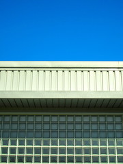 Fototapeta premium ガラス壁と青空