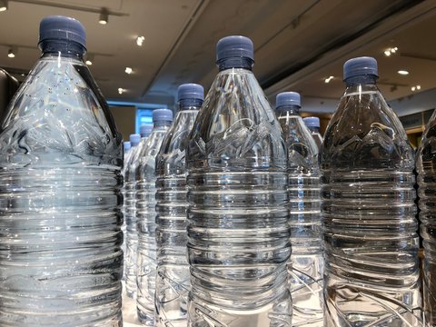 bouteilles d'eau minérale en plastique