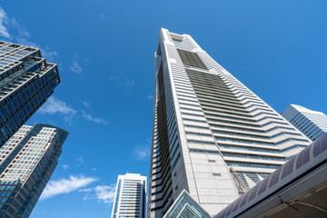 横浜ランドマークタワーとみなとみらいの風景