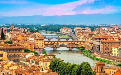  Luchtfoto van middeleeuwse stenen brug Ponte Vecchio over de rivier de Arno in Florence, Toscane, Italië. Florence stadsgezicht. De architectuur en het oriëntatiepunt van Florence. © Vladimir Sazonov
