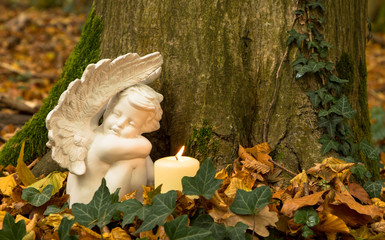 Waldfriedhof, Engel mit Kerze
