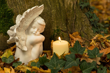 Engel mit Kerze im Waldfriedhof