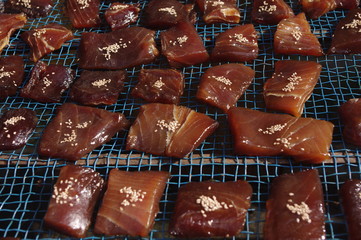 三浦にて、干物を干す風景。マグロのみりん干し