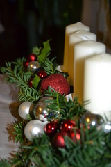 Adventsgesteck mit wei&szlig;en Kerzen, Kugeln und Tannengr&uuml;n