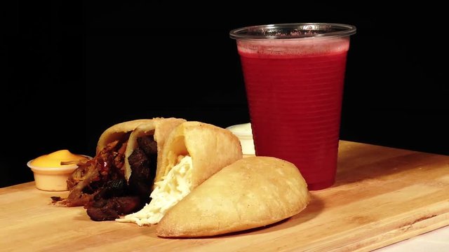 empanadas, pasteles, caf&eacute;, jugos,