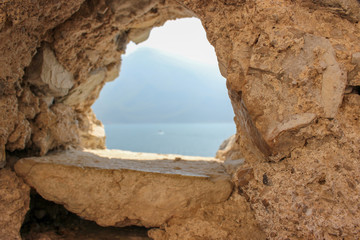 Ausblick auf See durch Felsspalte