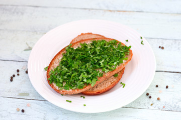 Brotscheibe mit Petersilie