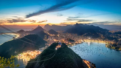 Deurstickers Luchtfoto van Rio de Janeiro bij zonsondergang met Urca en Corcovado berg en Guanabara Bay - Rio de Janeiro, Brazilië © diegograndi