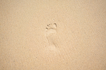 Fototapeta na wymiar Footprints in the sand at beautiful Makalawena beach in Kailua Kona, Big Island Hawaii (United States)