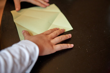 Obraz premium Kind faltet Papier - Origami