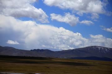 Fototapeta na wymiar Road landscape of qinghai-tibet in Chin