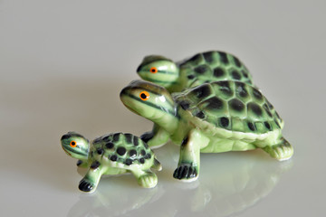 famiglia di tartarughe in miniatura, in ceramica colorata