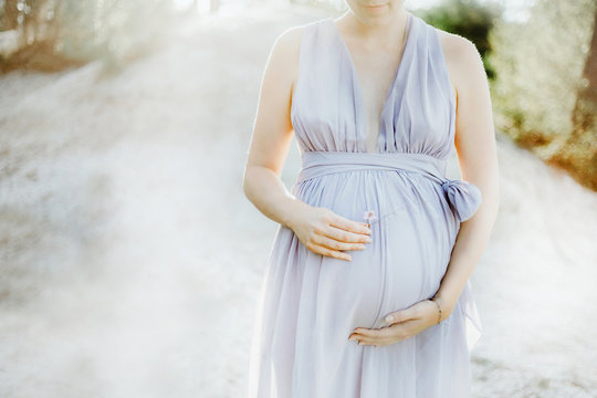Femme enceinte attendant b&eacute;b&eacute;